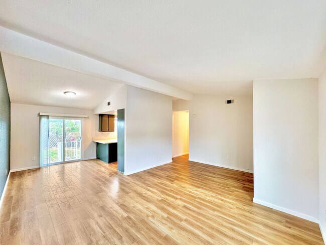 Building Photo - Beautiful 2B/2BA House in Vista!