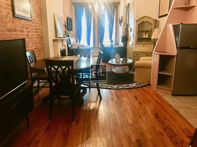 Foto del edificio - 2048 Madison Ave