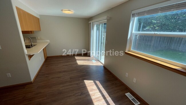 Foto del edificio - Updated 3 BD | 2.5 BA Home w/ Large Backya...