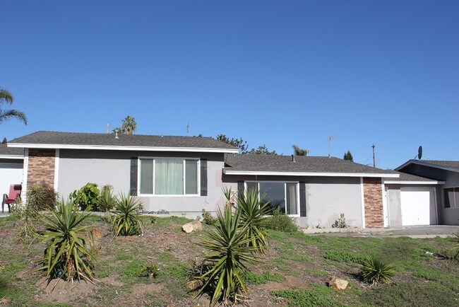 Building Photo - 321-327 Del Rio Way