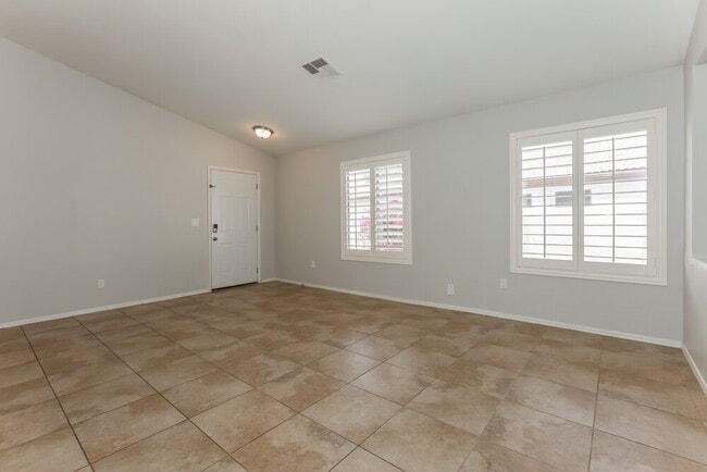 Building Photo - 323 N Ocean Dr