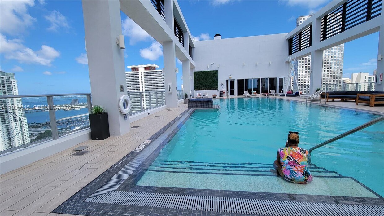 Foto principal - 151 SE 1st St