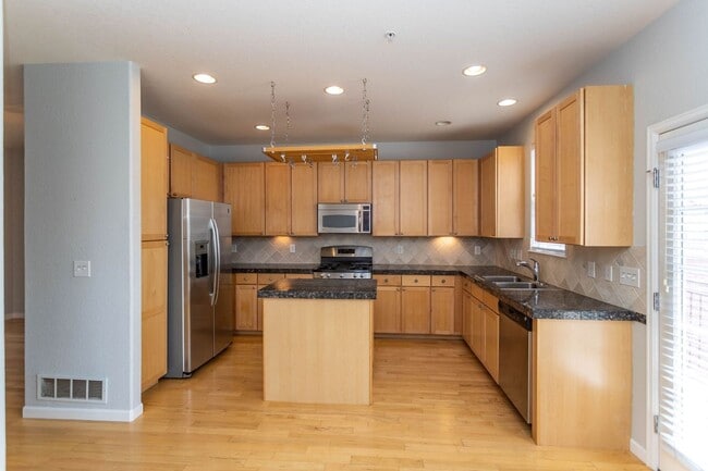 Building Photo - Downtown Living with Style & Views!