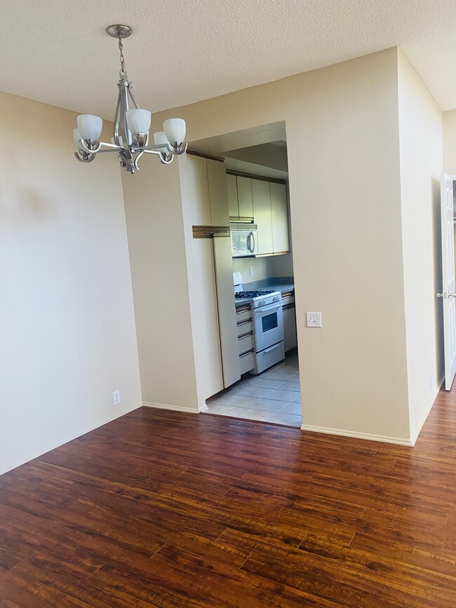 Building Photo - 1440 Rexford Dr
