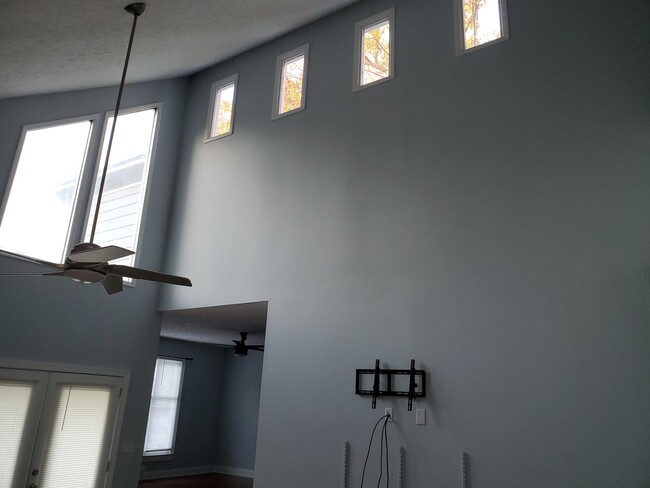 Building Photo - Beautiful contemporary home with high ceil...