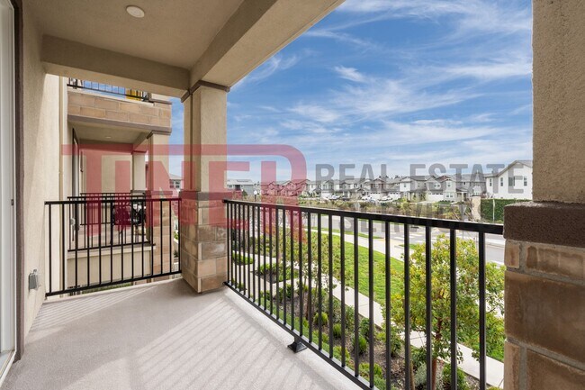 Building Photo - The Cove's 3 Story Townhome