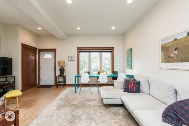 Building Photo - 3 bedroom in Chicago IL 60647