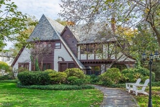 Building Photo - 3 Greenview Way