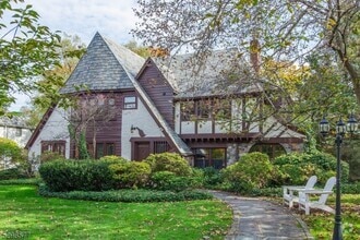 Building Photo - 3 Greenview Way