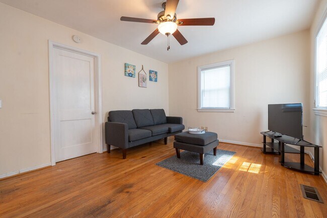 Building Photo - MOVE IN READY 4 Bedroom in the Heart of Po...