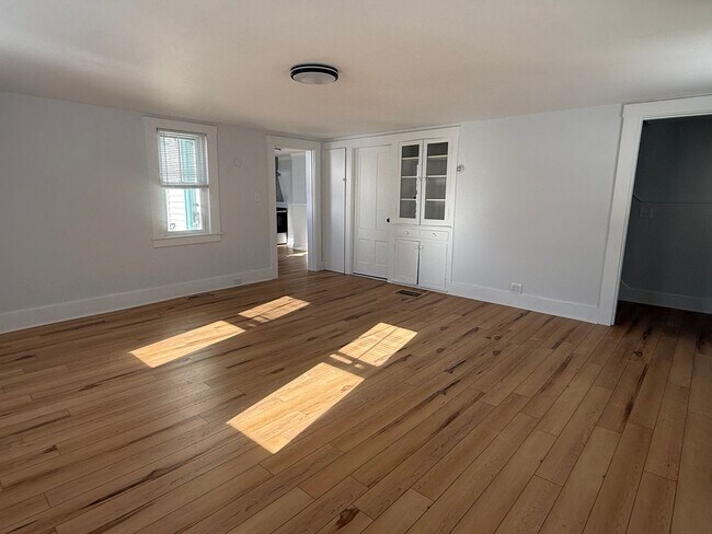 Building Photo - 623 S Main St