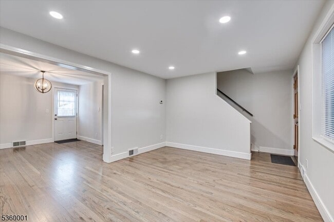 Building Photo - 224 Newman St