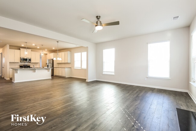 Building Photo - 562 Hillpark Ln