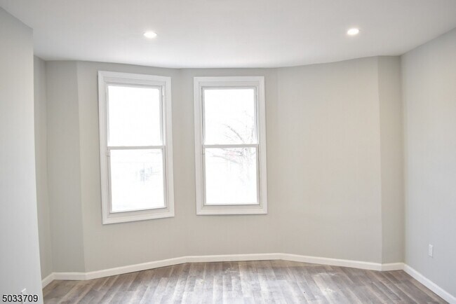 Building Photo - 447 Avon Ave