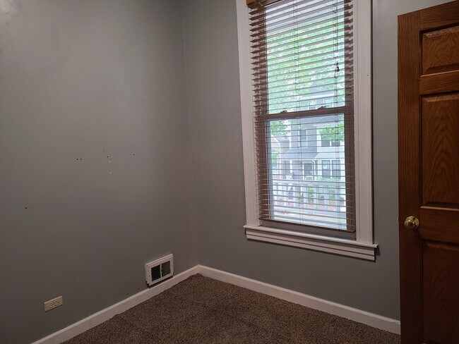 Building Photo - 3720 N Hermitage Ave