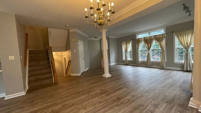 Building Photo - Classy 3 BR/2.5 BA EOG Townhome in Rockville!