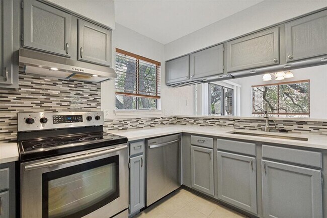 Foto del edificio - 6810 Deatonhill Dr