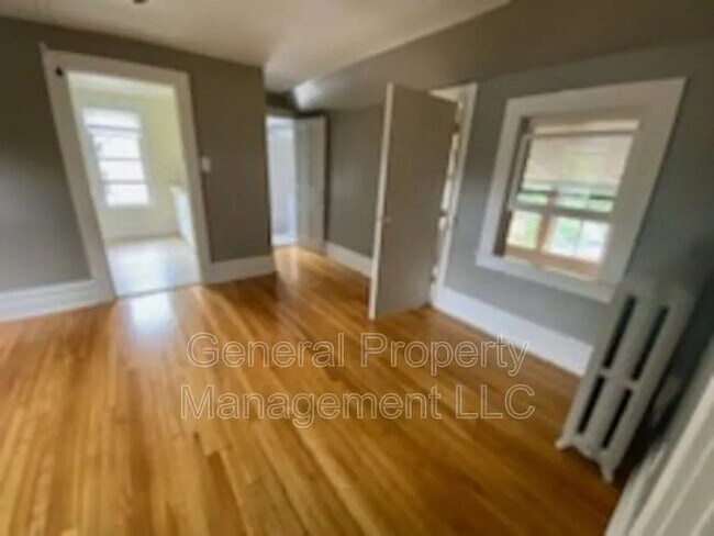 Foto del edificio - 2 bed 1 bath upstairs duplex for rent Octo...