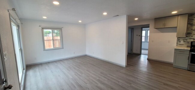 Foto del edificio - 4810 Mascot Ave