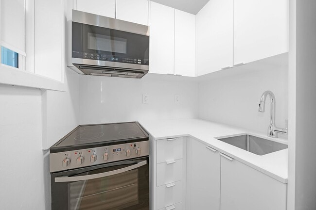 Building Photo - 26 Balmoral Ave
