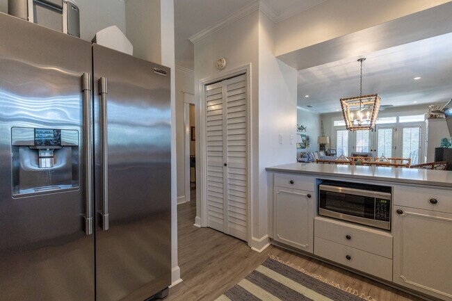 Foto del edificio - Available now! Top-Floor Bayfront Condo | 2BR · 2BA · Private Balcony · Pool & Wharf Access