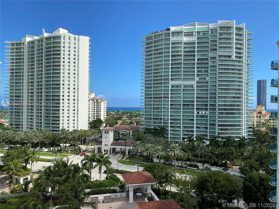 Foto principal - 19900 E Country Club Dr