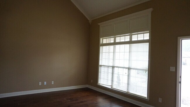 Building Photo - Beautiful three bedroom two bath in the Co...