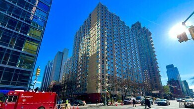 Building Photo - 400 E 71st St
