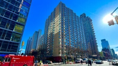 Building Photo - 400 E 71st St