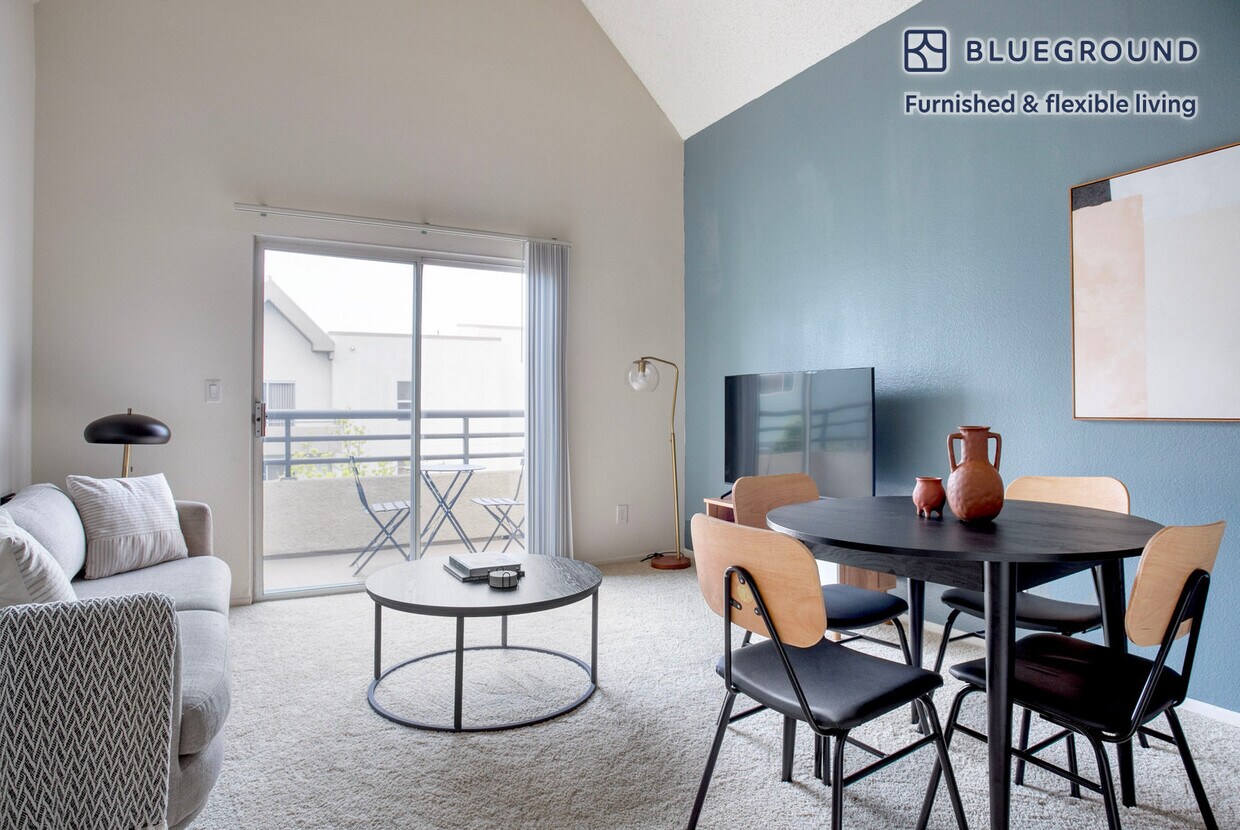 Foto principal - 9333 Lincoln Blvd