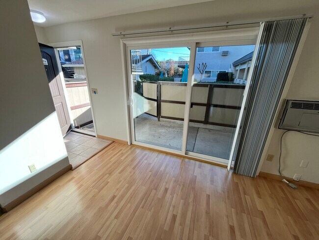 Building Photo - 1 bedroom 1 bath updated unit-downstair unit