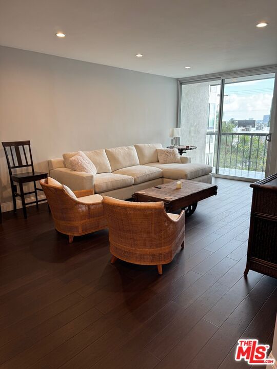Foto del edificio - 8530 Holloway Dr