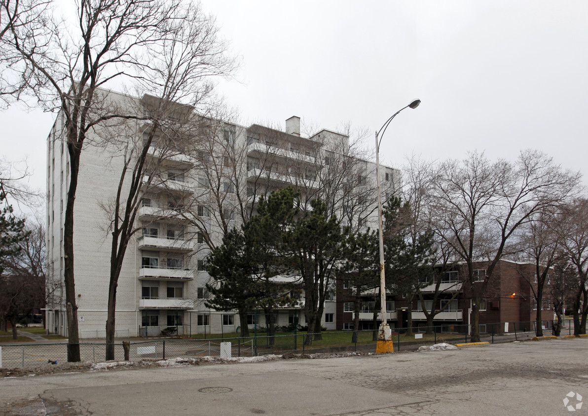 Building Photo - Alderwood Towers Apt Ltd