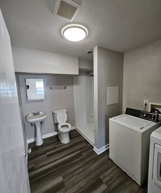 Foto del edificio - Modern Makeover in KCMO — Renovated, Pet-F...