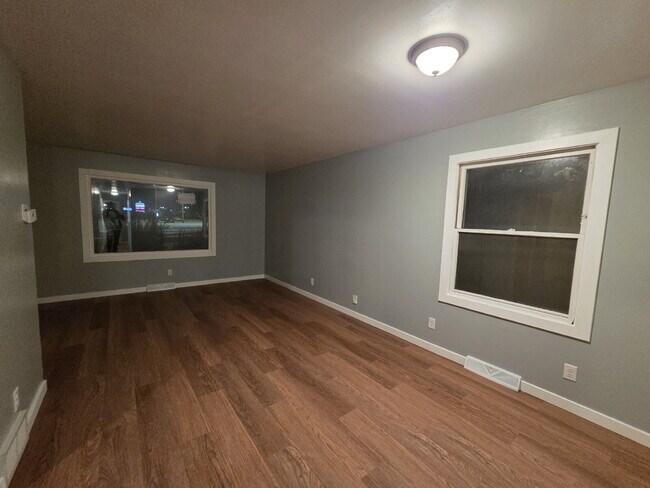 Foto del edificio - Cosmetically refreshed 3 Bedroom Lower Centrally located near State Fair!