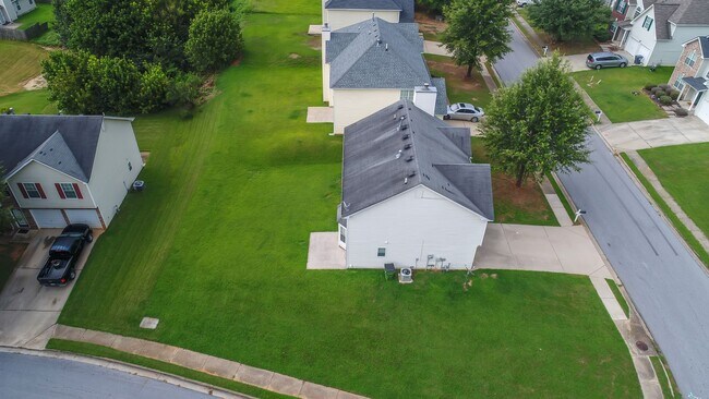 Building Photo - Impressive 4 bed, 2.5 bath Home.