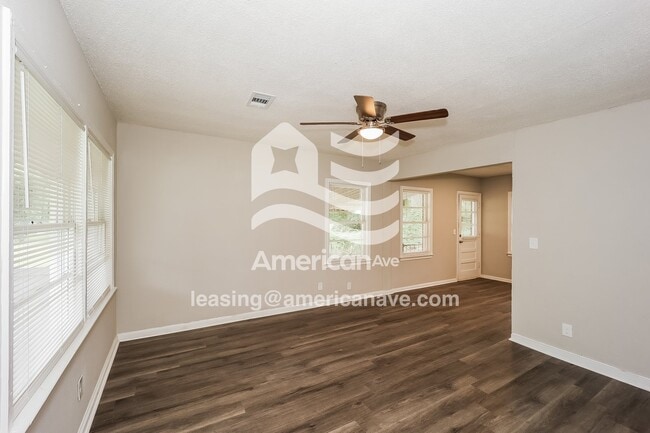 Building Photo - 4016 Singer Dr