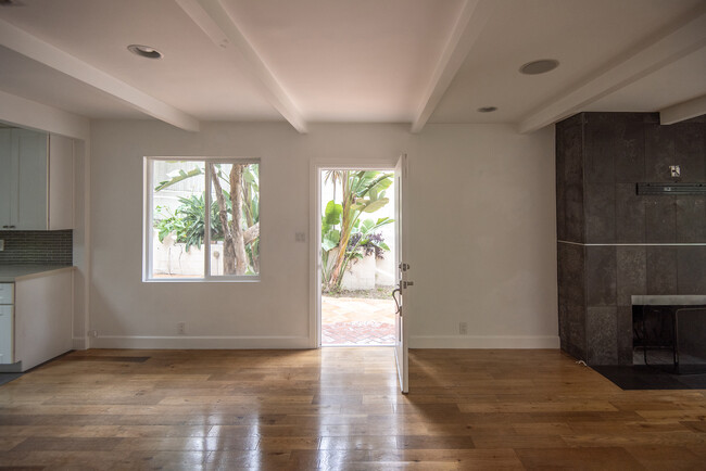 Building Photo - 903 N Beverly Glen Blvd