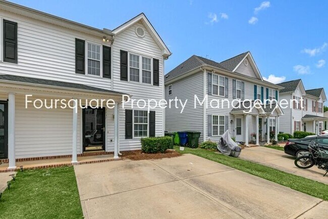 Building Photo - Townhome | Screened Back Porch | Back Pati...