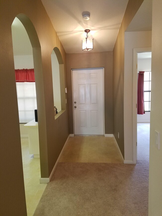 Hall Entry - 1140 Luminary Cir