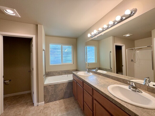 Foto del edificio - 3bd 2.5ba Kent Home for Rent!
