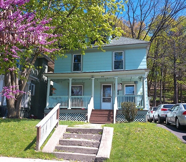 Building Photo - 909 Lancaster Ave