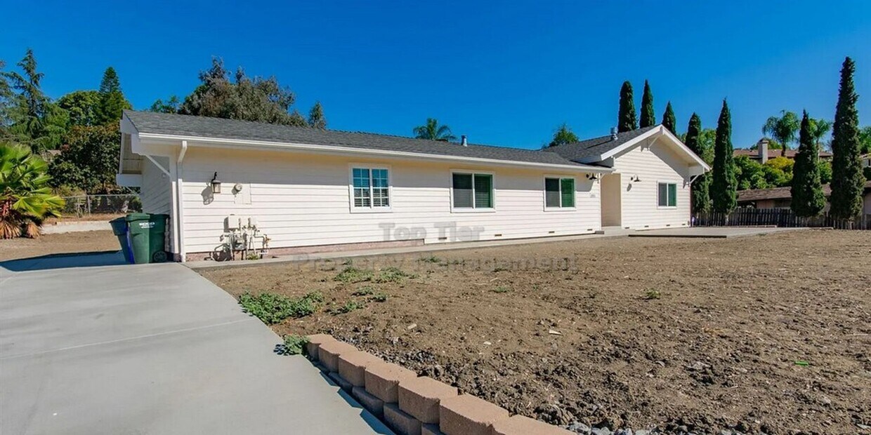 Foto principal - Charming Single Family Home in Vista! 3 be...