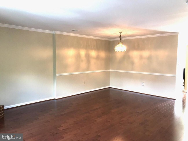 Building Photo - 2532 Fairfax Dr