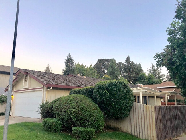 Building Photo - AVAILABLE FOR MOVE IN ON 8/1/26 -  RECENTLY RENOVATED 3 BED, 2 BATH 1 STORY ON LARGE CORNER LOT