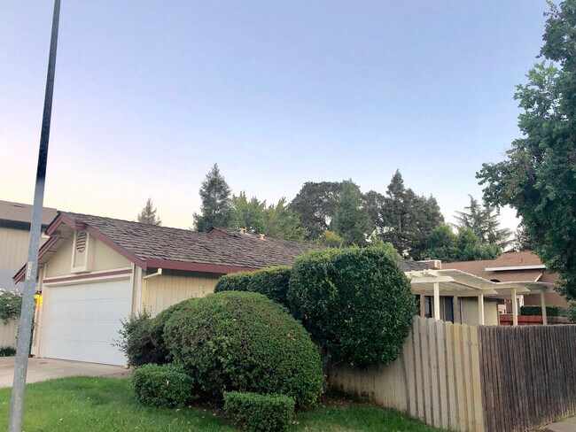 Foto del edificio - AVAILABLE FOR MOVE IN ON 8/1/26 -  RECENTLY RENOVATED 3 BED, 2 BATH 1 STORY ON LARGE CORNER LOT