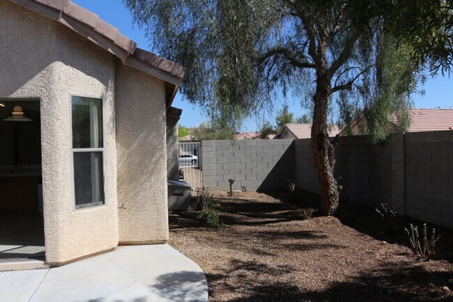 Foto del edificio - SHOWINGS AVAILABLE NOW