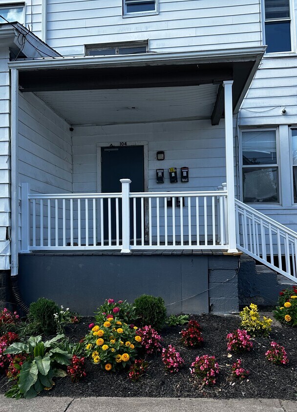 Primary Photo - 104-108 Madison St