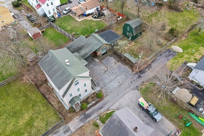 Building Photo - 8 Woodwards Ln