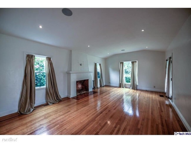 Foto del edificio - 10856 Wellworth Ave